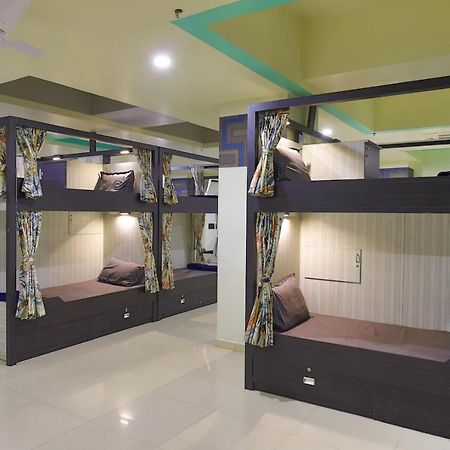 In & Out Dormitory Ahmedabad Exterior foto
