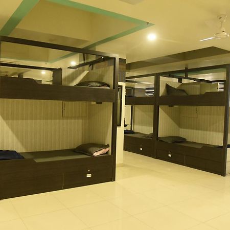 In & Out Dormitory Ahmedabad Exterior foto