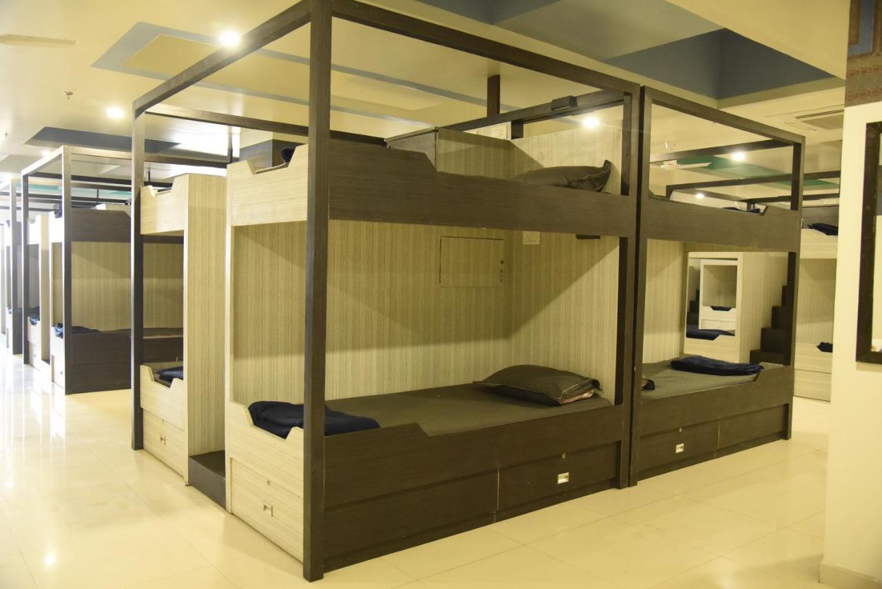 In & Out Dormitory Ahmedabad Exterior foto