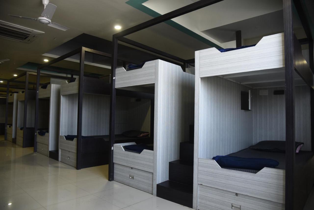In & Out Dormitory Ahmedabad Exterior foto