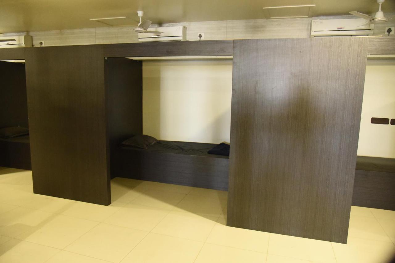 In & Out Dormitory Ahmedabad Exterior foto