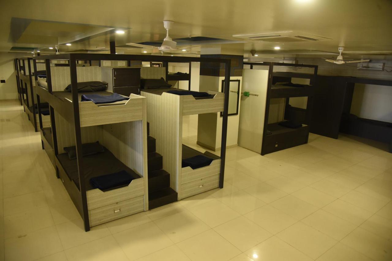 In & Out Dormitory Ahmedabad Exterior foto
