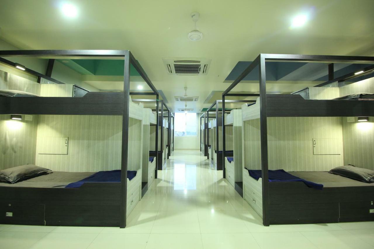 In & Out Dormitory Ahmedabad Exterior foto